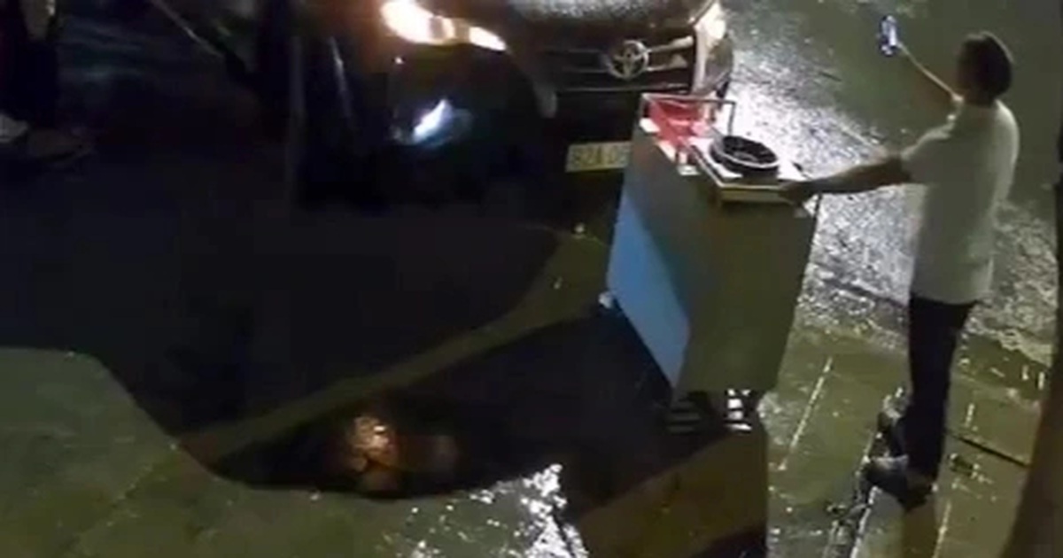 Xác minh vụ tài xế ô tô leo lên vỉa hè đòi tông người đẩy xe hàng rong Xác minh vụ tài xế ô tô leo lên vỉa hè đòi tông người đẩy xe hàng rong