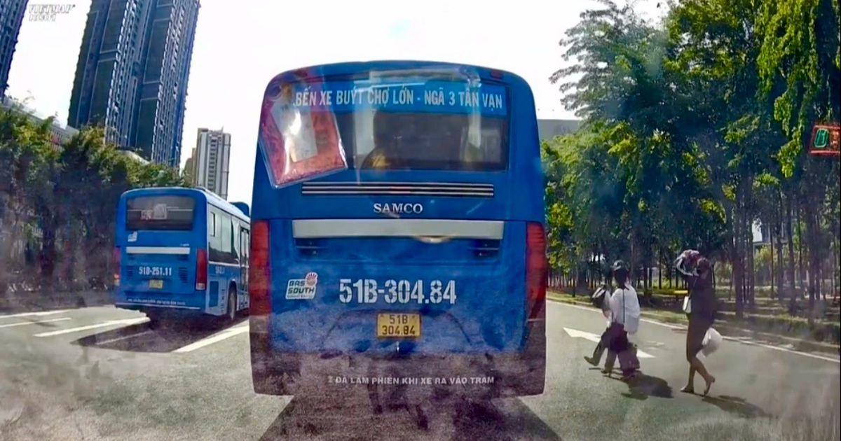 Xe buýt dừng giữa đại lộ ở TPHCM đón khách Xe buýt dừng giữa đại lộ ở TPHCM đón khách