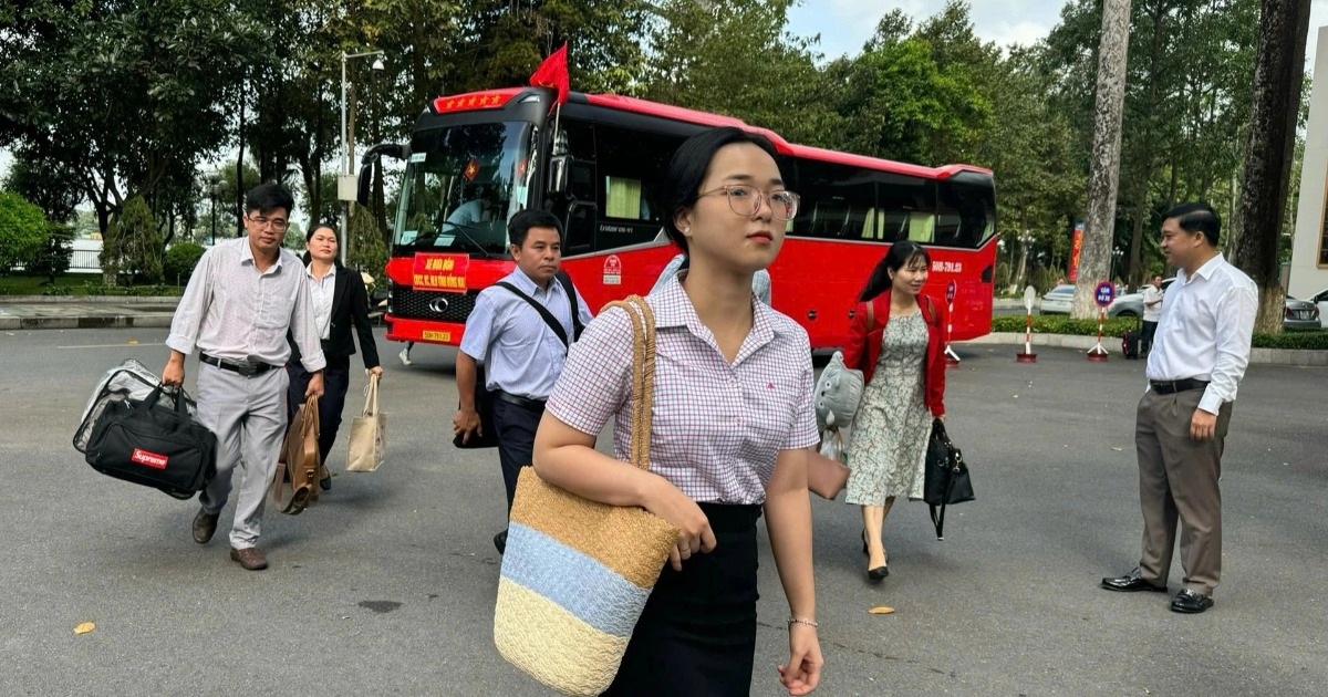 Xe đưa rước cán bộ TPHCM nhộn nhịp sau tuần đầu “tưởng ế” Xe đưa rước cán bộ TPHCM nhộn nhịp sau tuần đầu "tưởng ế"