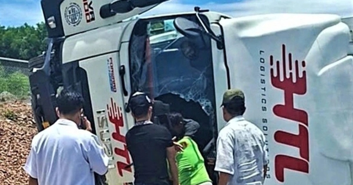Xe tải lật nghiêng trên cao tốc, người dân phá kính cứu tài xế Xe tải lật nghiêng trên cao tốc, người dân phá kính cứu tài xế