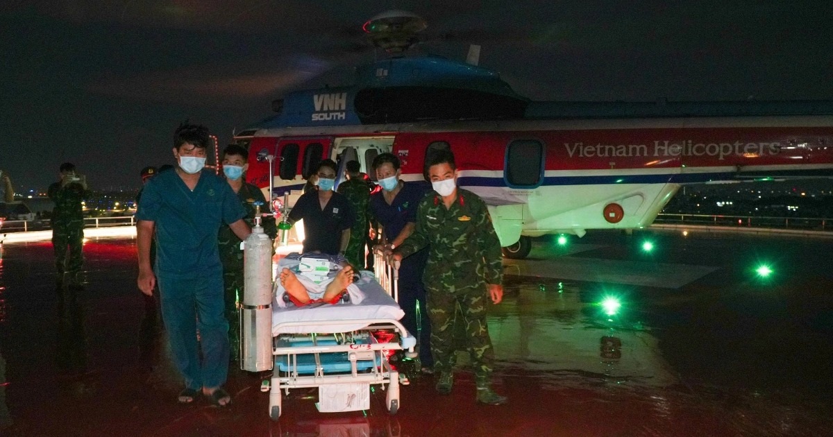 Xuyên đêm đưa quân nhân làm nhiệm vụ ở đặc khu Trường Sa về TPHCM cấp cứu Xuyên đêm đưa quân nhân làm nhiệm vụ ở đặc khu Trường Sa về TPHCM cấp cứu