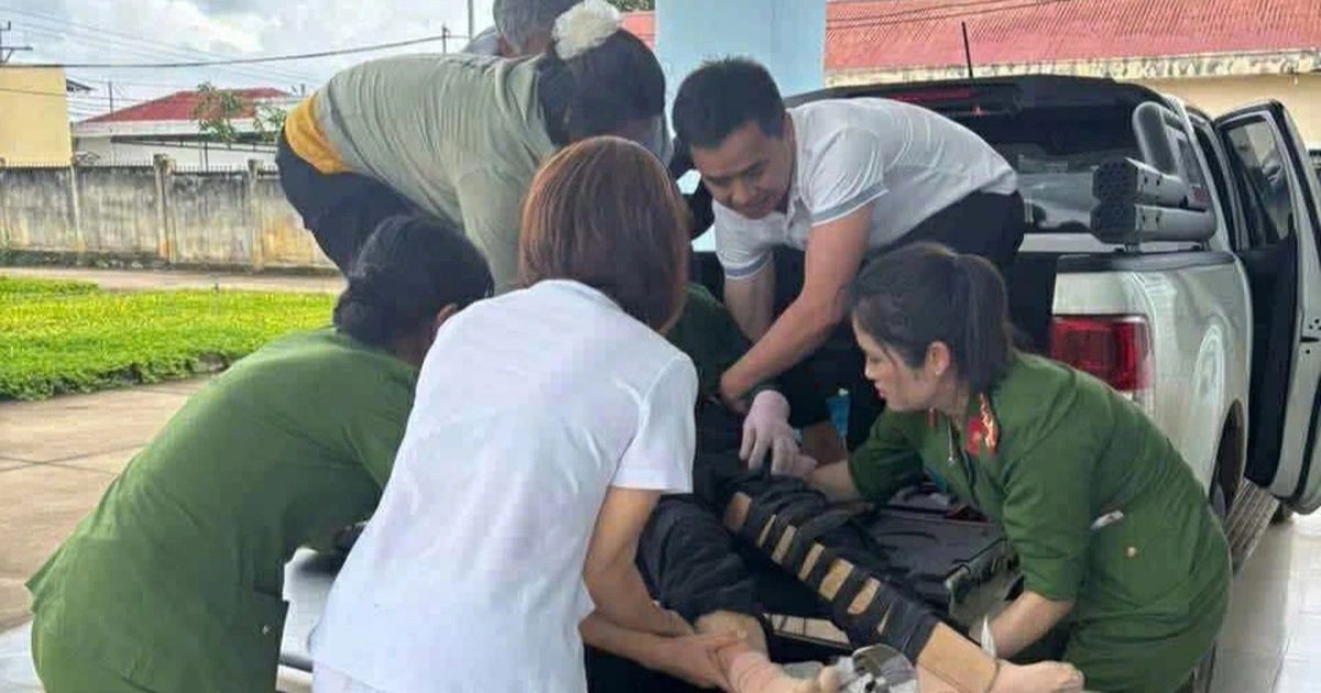 Ba nữ công an và cán bộ xã kịp thời cứu người gặp nạn trên đường Ba nữ công an và cán bộ xã kịp thời cứu người gặp nạn trên đường
