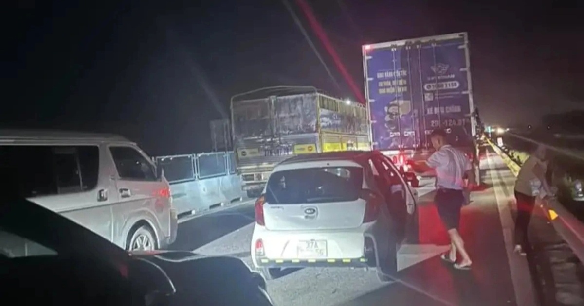 Ba ô tô va chạm liên hoàn lúc nửa đêm trên cao tốc Bắc – Nam Ba ô tô va chạm liên hoàn lúc nửa đêm trên cao tốc Bắc - Nam