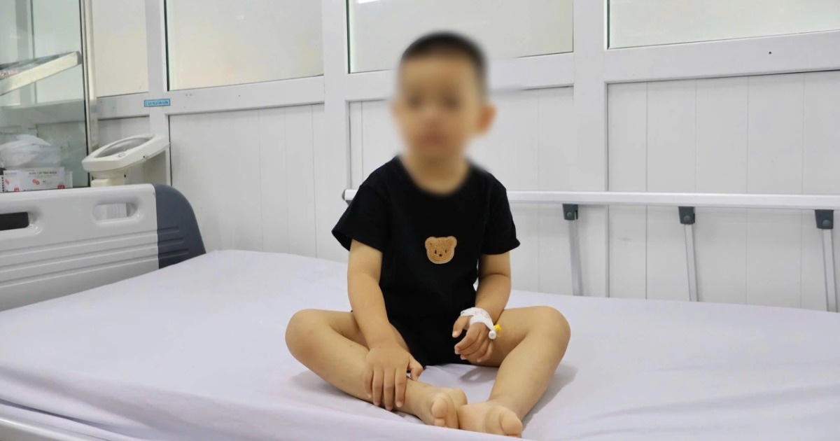Bé 3 tuổi phải đi cấp cứu vì dùng lá lộc mại chữa táo bón Bé 3 tuổi phải đi cấp cứu vì dùng lá lộc mại chữa táo bón