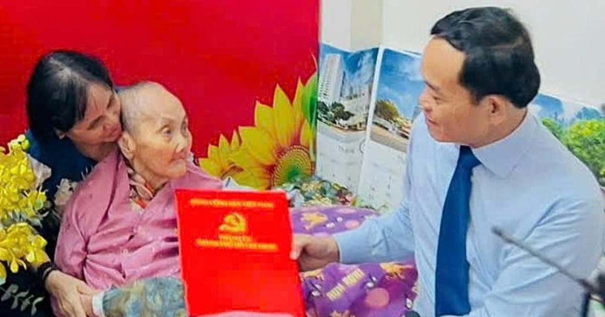 Bí thư TPHCM Trần Lưu Quang trao Huy hiệu đến đảng viên 100 tuổi Bí thư TPHCM Trần Lưu Quang trao Huy hiệu đến đảng viên 100 tuổi