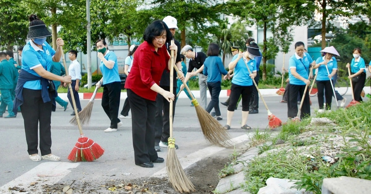 Bí thư và Chủ tịch Hà Nội cùng tham gia dọn rác, tổng vệ sinh môi trường Bí thư và Chủ tịch Hà Nội cùng tham gia dọn rác, tổng vệ sinh môi trường