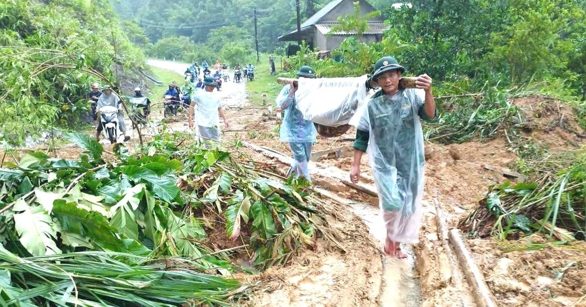 Bộ đội dùng võng đưa người dân vượt đường sạt lở đi cấp cứu Bộ đội dùng võng đưa người dân vượt đường sạt lở đi cấp cứu
