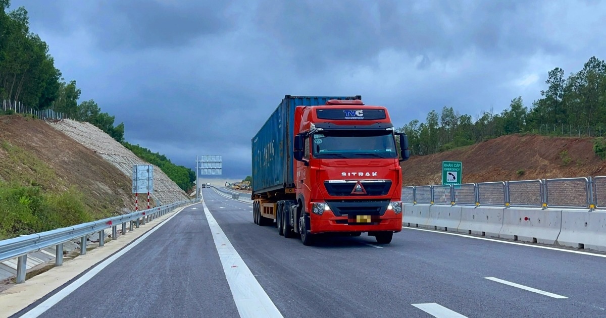 Cấm xe tải trên 10 tấn lên cao tốc Vũng Áng – Bùng Cấm xe tải trên 10 tấn lên cao tốc Vũng Áng - Bùng
