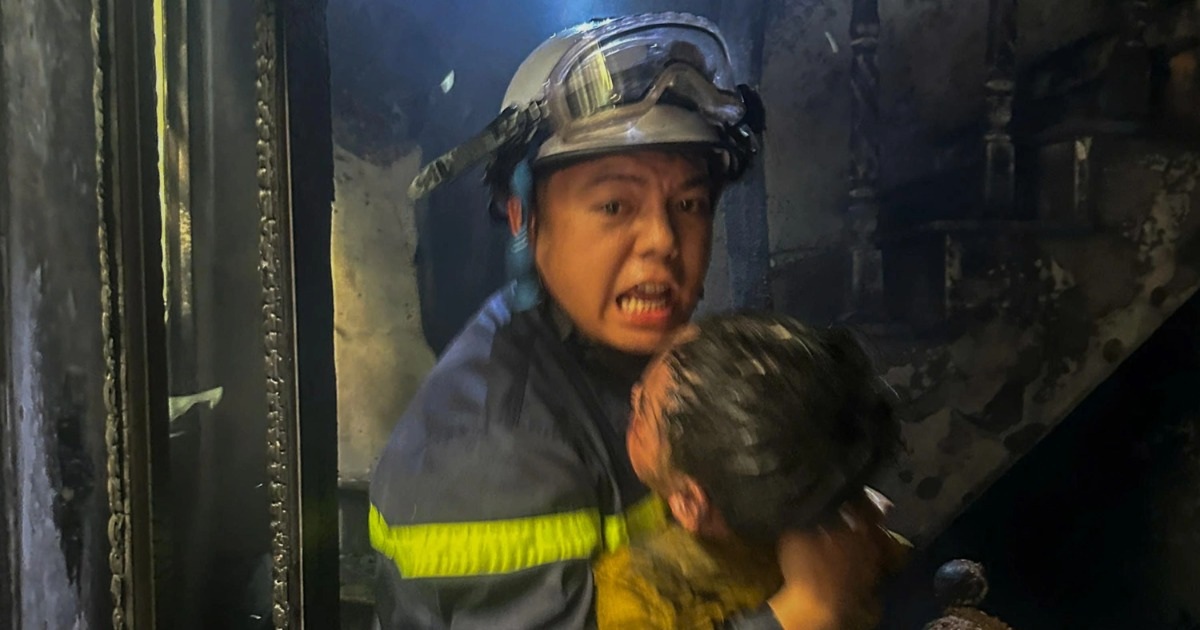 Cảnh sát cứu 3 người mắc kẹt trong vụ cháy nhà ở Hà Nội Cảnh sát cứu 3 người mắc kẹt trong vụ cháy nhà ở Hà Nội