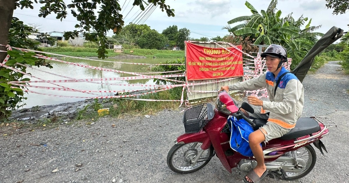 Cầu dân sinh ở TPHCM bị nước cuốn trôi sau cơn mưa Cầu dân sinh ở TPHCM bị nước cuốn trôi sau cơn mưa