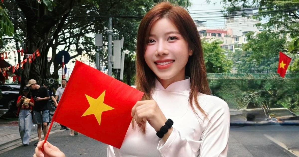 ”Chị đẹp” Trang Pháp được người dân Hà Nội giúp ủi áo dài diễu hành A80 ''Chị đẹp'' Trang Pháp được người dân Hà Nội giúp ủi áo dài diễu hành A80