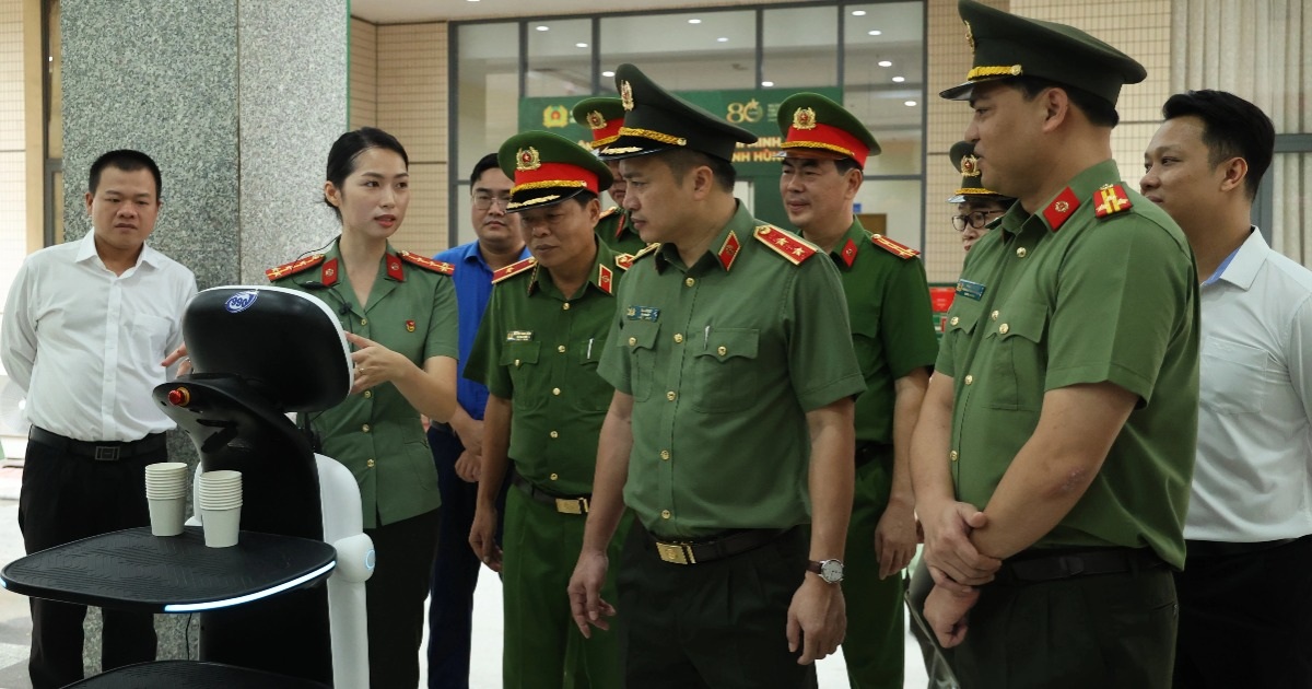 Công an TPHCM ra mắt mô hình robot hỗ trợ tiếp dân Công an TPHCM ra mắt mô hình robot hỗ trợ tiếp dân