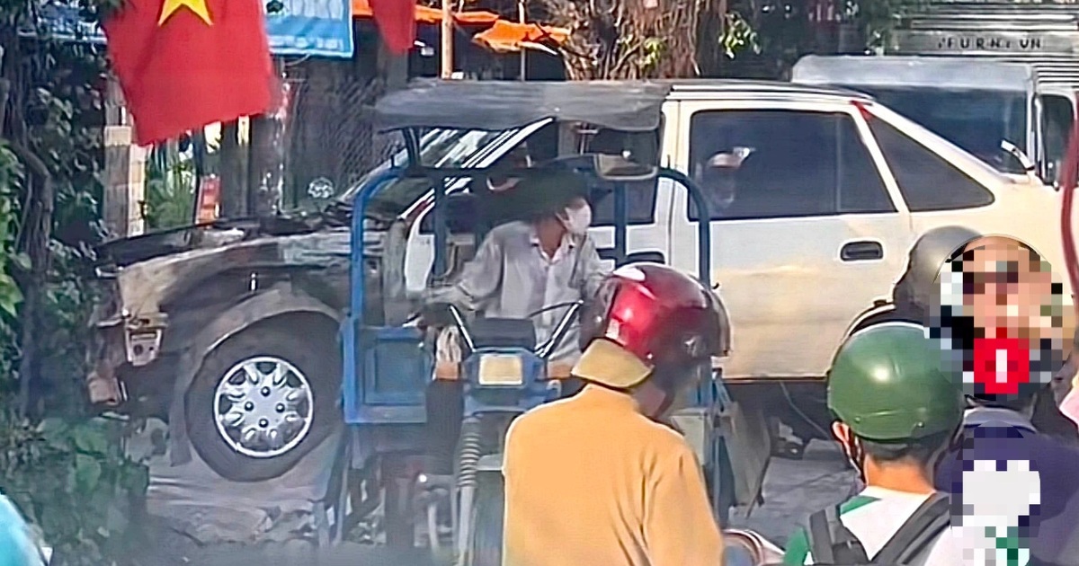 Công an xác minh tài xế xe ba gác chở ô tô chắn ngang đường tại TPHCM Công an xác minh tài xế xe ba gác chở ô tô chắn ngang đường tại TPHCM