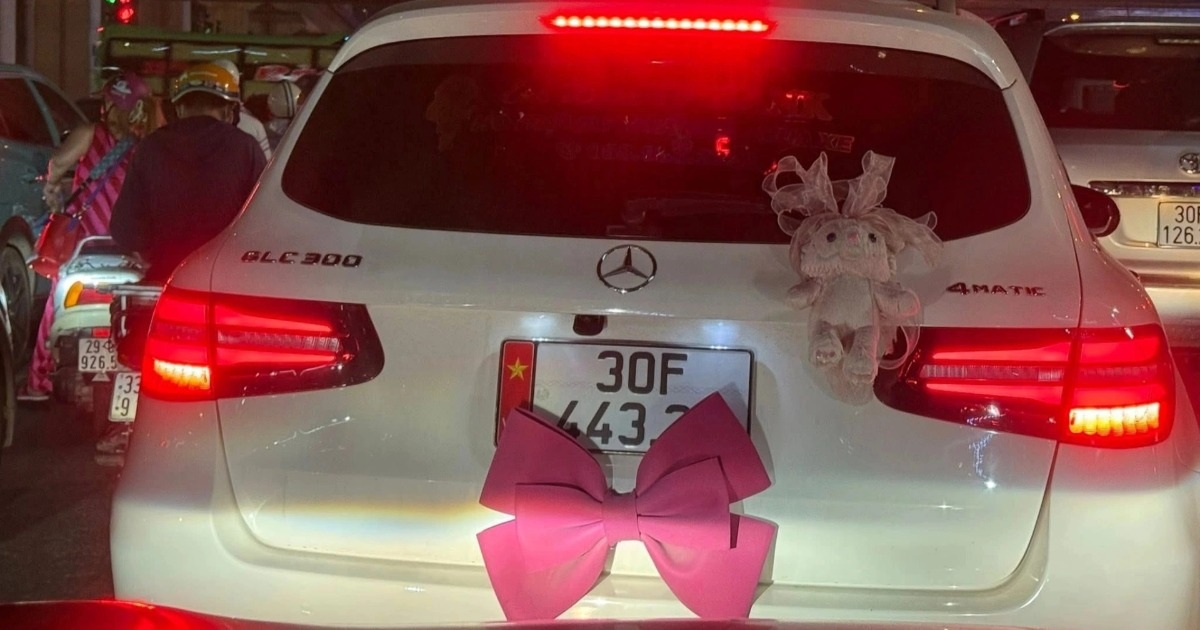 Cục CSGT xác minh chủ ô tô Mercedes gắn nơ hồng che biển số Cục CSGT xác minh chủ ô tô Mercedes gắn nơ hồng che biển số
