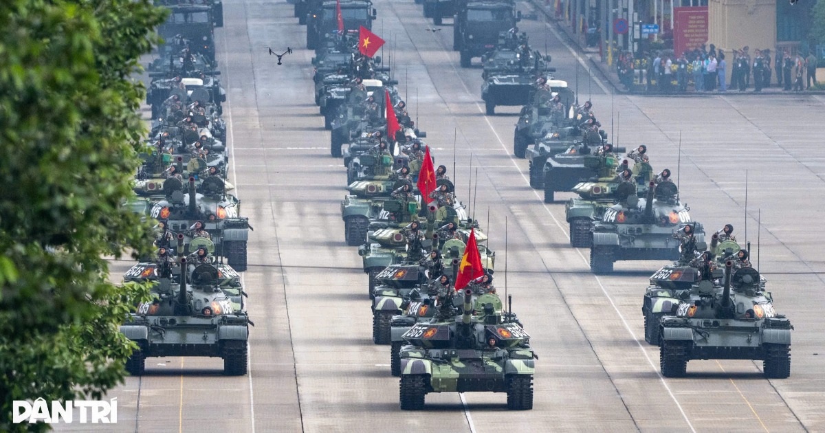 Dàn xe tăng dũng mãnh tiến về Ba Đình, Su-30MK2 thả bẫy nhiệt trên bầu trời Dàn xe tăng dũng mãnh tiến về Ba Đình, Su-30MK2 thả bẫy nhiệt trên bầu trời