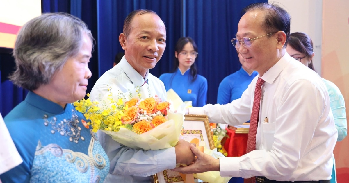 Đảng bộ UBND TPHCM trao Huy hiệu Đảng cho 66 đảng viên Đảng bộ UBND TPHCM trao Huy hiệu Đảng cho 66 đảng viên