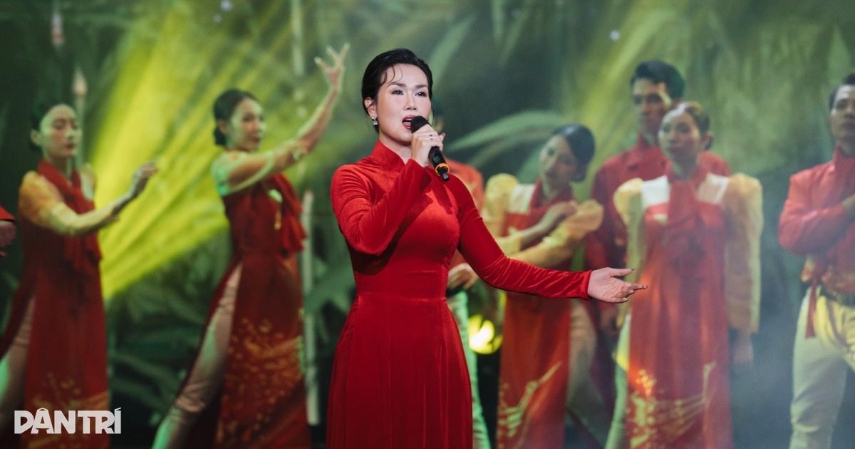 Đêm nhạc tôn vinh chiến sĩ Công an: Võ Hạ Trâm cùng dàn sao tỏa sáng Đêm nhạc tôn vinh chiến sĩ Công an: Võ Hạ Trâm cùng dàn sao tỏa sáng