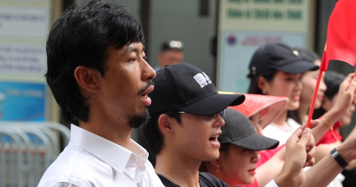 Đen Vâu: “Tôi hãnh diện khoe bố mẹ khi được góp mặt trong đoàn diễu hành” Đen Vâu: “Tôi hãnh diện khoe bố mẹ khi được góp mặt trong đoàn diễu hành”