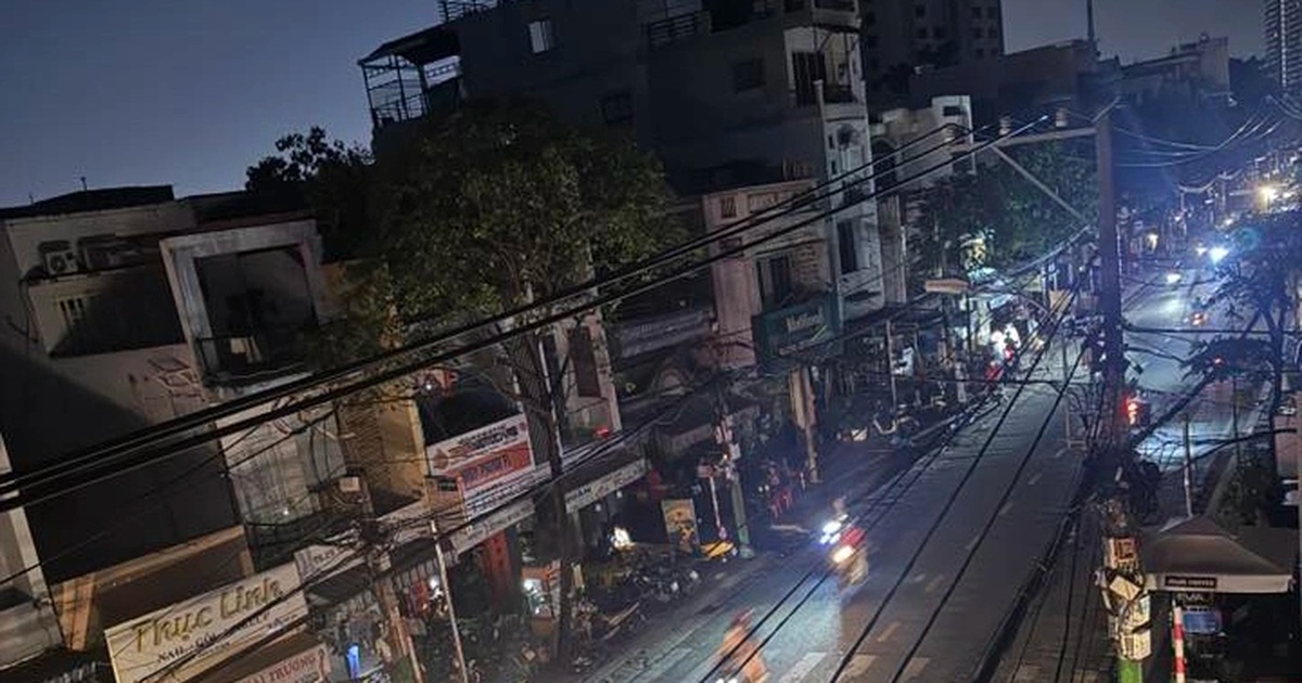 Đèn giao thông tê liệt, buôn bán gián đoạn vì mất điện diện rộng ở TPHCM Đèn giao thông tê liệt, buôn bán gián đoạn vì mất điện diện rộng ở TPHCM