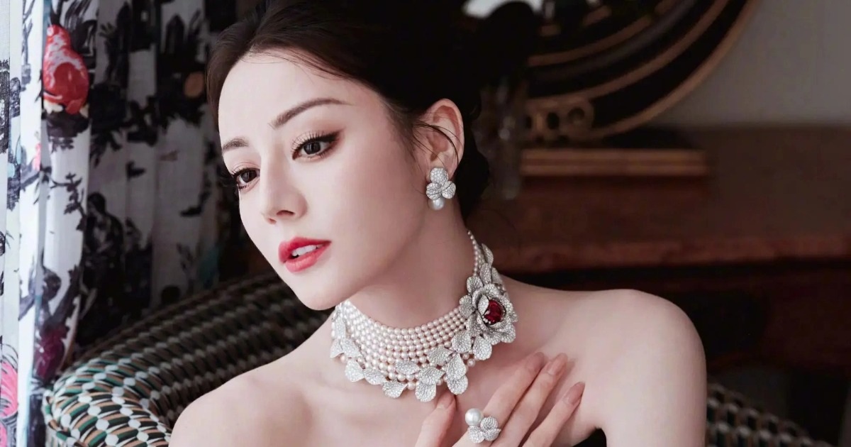 Địch Lệ Nhiệt Ba dẫn đầu xếp hạng các sao Trung Quốc mặc đẹp nhất tháng 7 Địch Lệ Nhiệt Ba dẫn đầu xếp hạng các sao Trung Quốc mặc đẹp nhất tháng 7