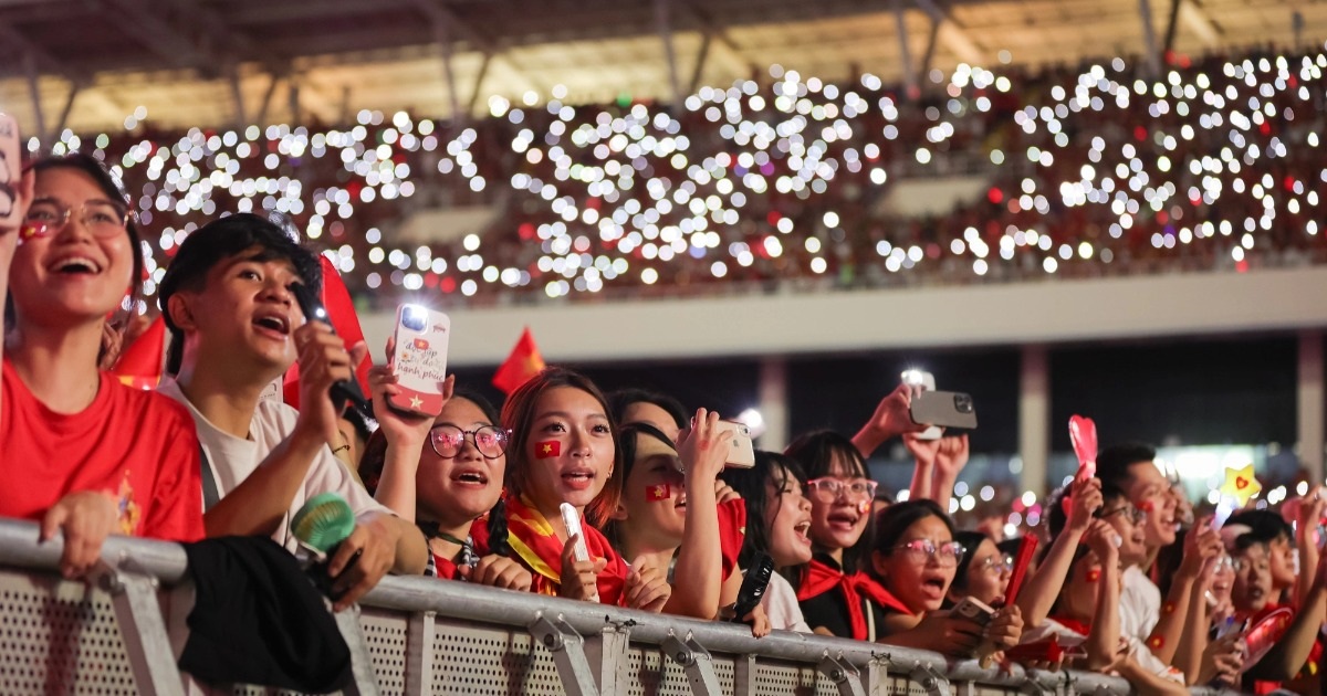 Điều đặc biệt trong màn “kiss cam” khiến 50.000 khán giả vỡ òa Điều đặc biệt trong màn "kiss cam" khiến 50.000 khán giả vỡ òa
