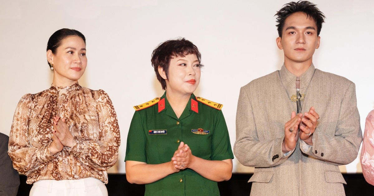 Đỗ Nhật Hoàng nhập viện, Thân Thúy Hà 3 lần lỡ chuyến bay khi đóng “Mưa đỏ” Đỗ Nhật Hoàng nhập viện, Thân Thúy Hà 3 lần lỡ chuyến bay khi đóng "Mưa đỏ"