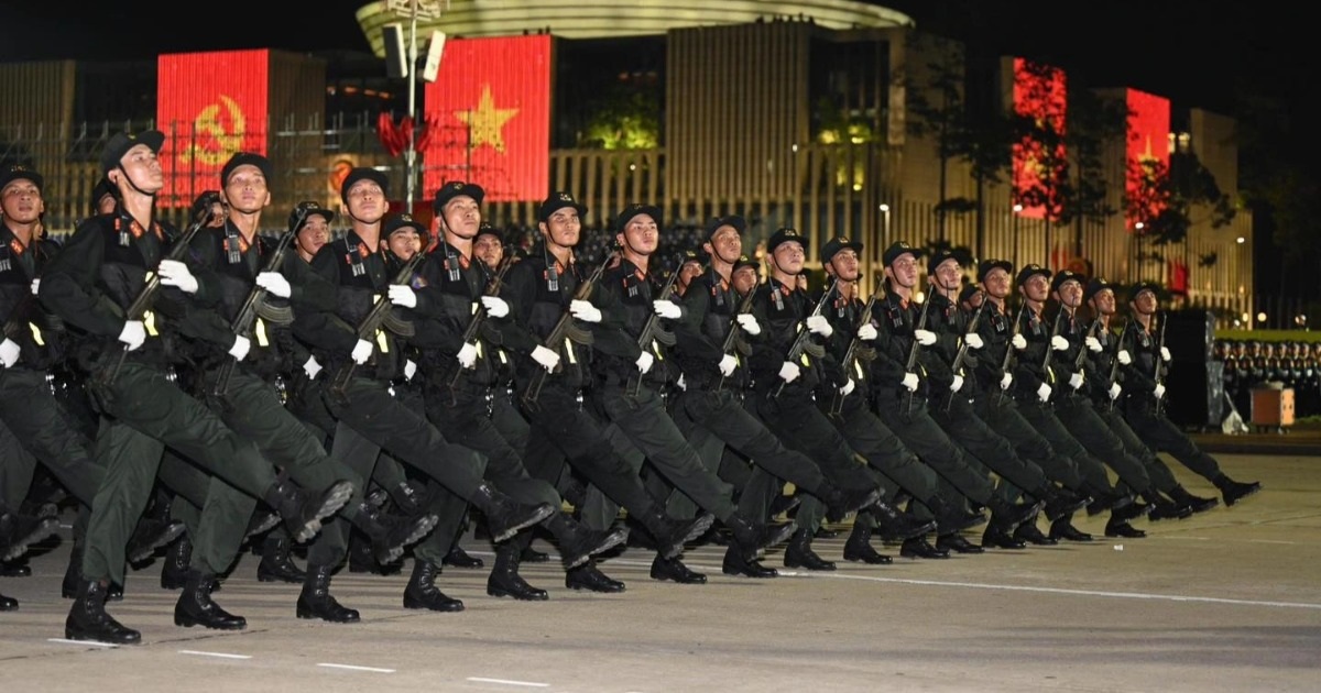 Đoàn diễu binh cảnh sát cơ động đồng ca “Tái sinh” đầy khí thế gây sốt Đoàn diễu binh cảnh sát cơ động đồng ca "Tái sinh" đầy khí thế gây sốt