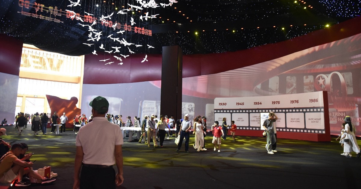 Độc đáo 3D mapping khổng lồ ở triển lãm 80 năm Độc đáo 3D mapping khổng lồ ở triển lãm 80 năm
