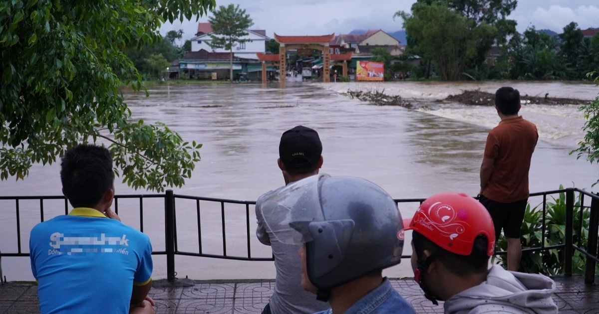 Dòng nước lũ cuồn cuộn đổ về trên sông Ngàn Phố sau bão Nongfa Dòng nước lũ cuồn cuộn đổ về trên sông Ngàn Phố sau bão Nongfa