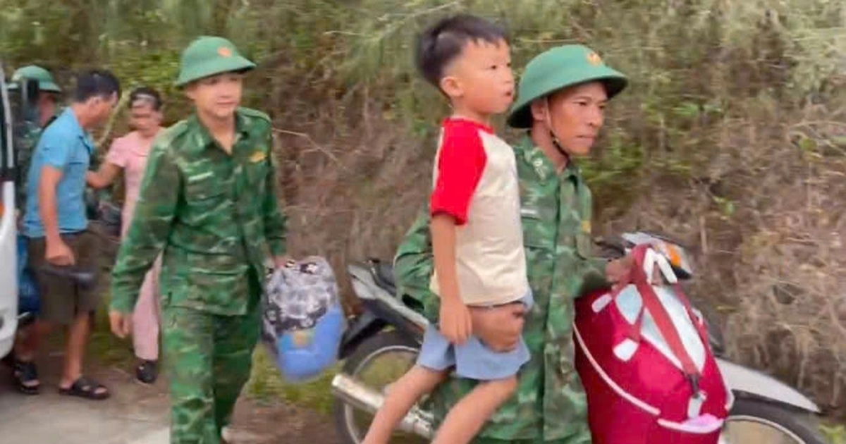 Đưa dân xuống hầm trú ẩn trước giờ bão Kajiki đổ bộ Đưa dân xuống hầm trú ẩn trước giờ bão Kajiki đổ bộ