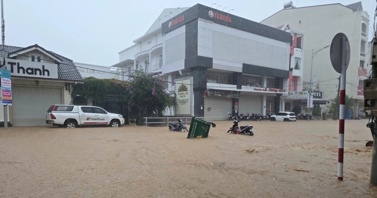 Đường phố Đà Lạt biến thành sông trong cơn mưa Đường phố Đà Lạt biến thành sông trong cơn mưa