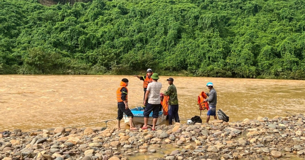 Giải cứu 5 người dân mắc kẹt trong rừng suốt 2 ngày do nước lũ Giải cứu 5 người dân mắc kẹt trong rừng suốt 2 ngày do nước lũ