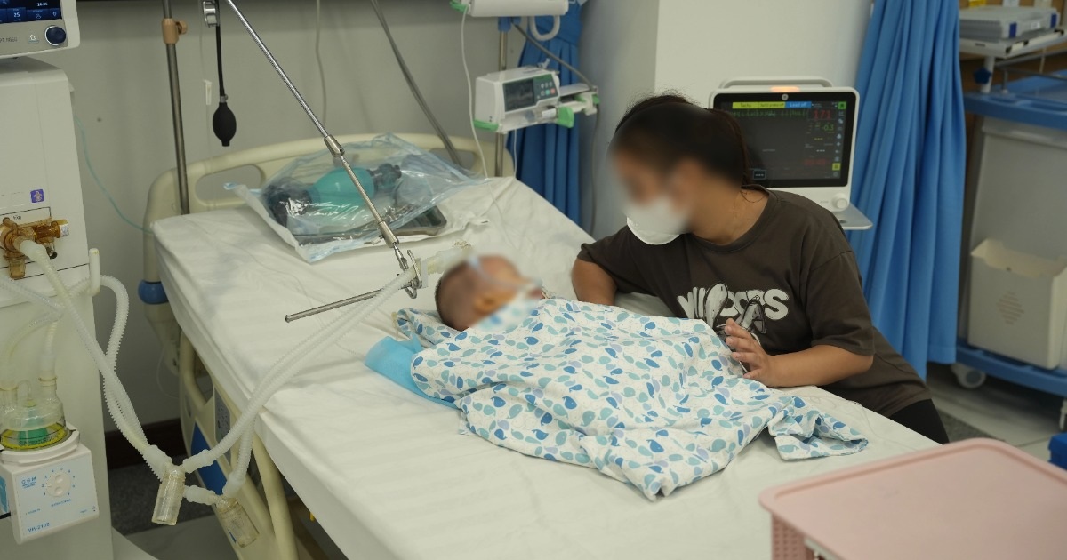 Hà Nội: Bé 1 tuổi co giật, thở máy vì uống tinh dầu đuổi muỗi thảo dược Hà Nội: Bé 1 tuổi co giật, thở máy vì uống tinh dầu đuổi muỗi thảo dược