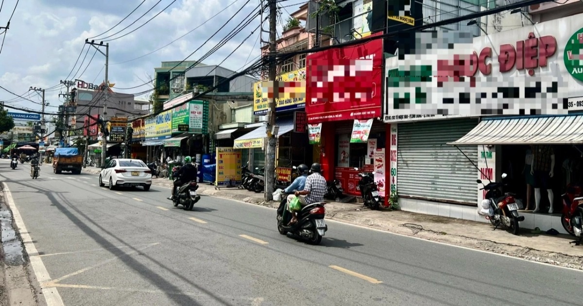 Hai người đàn ông cầm gậy đuổi đánh nhau trên đường ở TPHCM Hai người đàn ông cầm gậy đuổi đánh nhau trên đường ở TPHCM