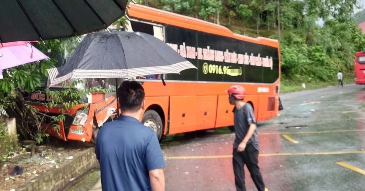 Hai ô tô khách va chạm, 1 người tử vong Hai ô tô khách va chạm, 1 người tử vong