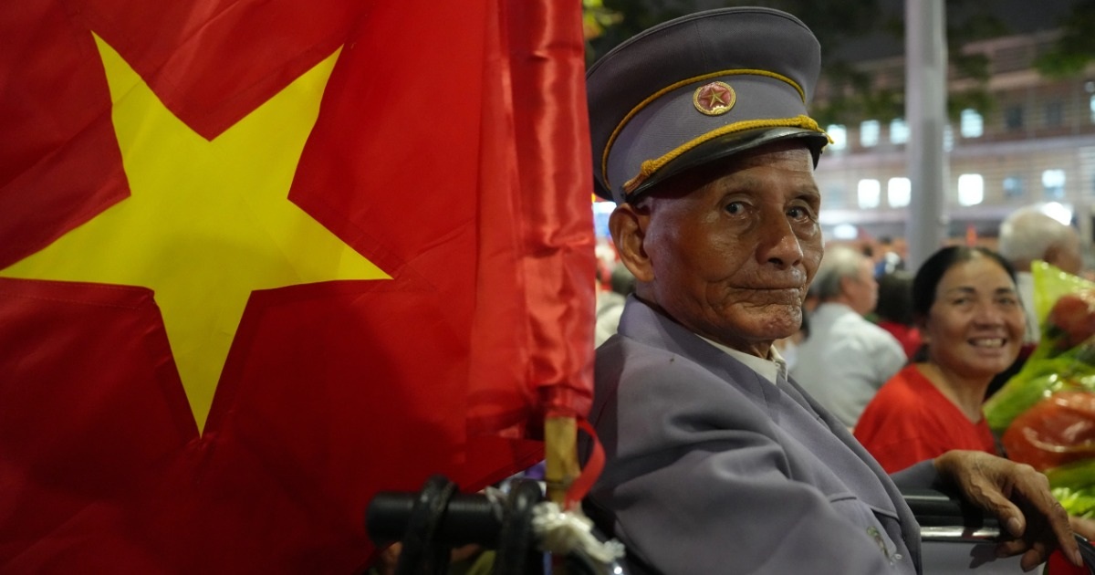 Hàng nghìn cựu chiến binh, đội mưa, thức xuyên đêm chờ đón đoàn diễu binh Hàng nghìn cựu chiến binh, đội mưa, thức xuyên đêm chờ đón đoàn diễu binh