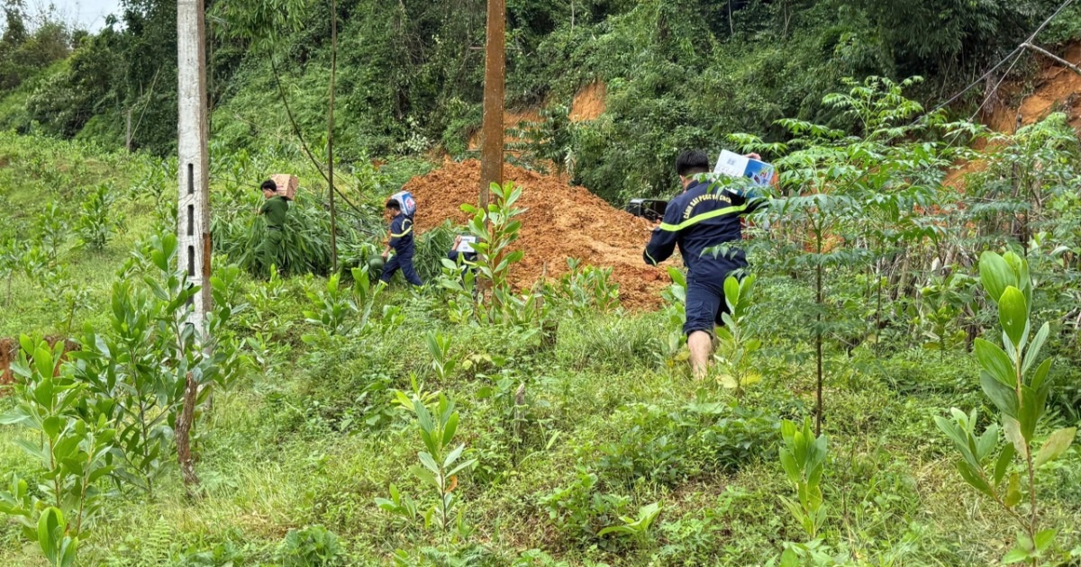 Hàng nghìn người dân bị cô lập, công an vượt 10km đường rừng vào tiếp tế Hàng nghìn người dân bị cô lập, công an vượt 10km đường rừng vào tiếp tế