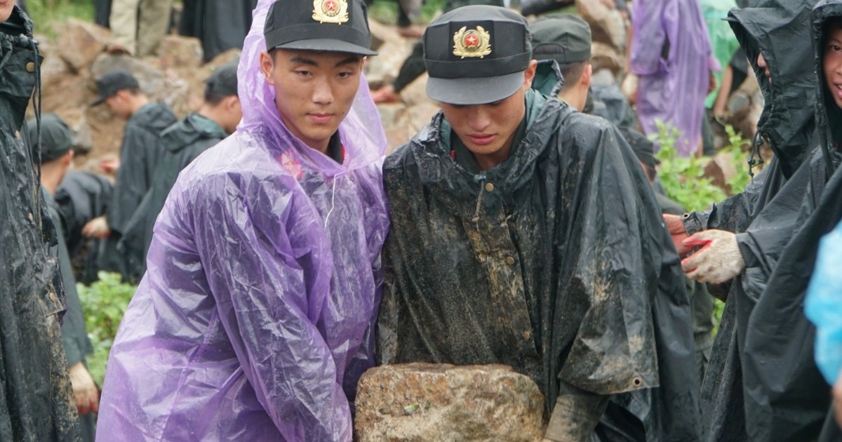 Hàng trăm chiến sĩ công an, biên phòng dầm mưa vác đá, cõng đất gia cố đê Hàng trăm chiến sĩ công an, biên phòng dầm mưa vác đá, cõng đất gia cố đê