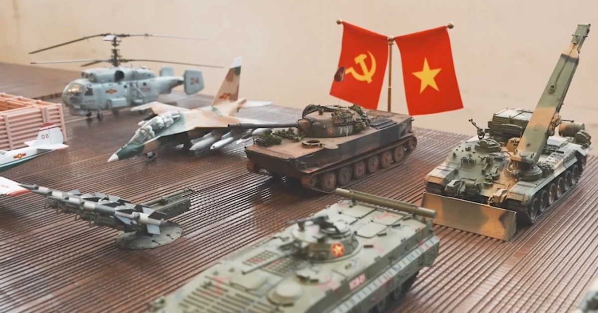 Hàng trăm khí tài quân sự thu nhỏ trưng bày tại Hà Nội