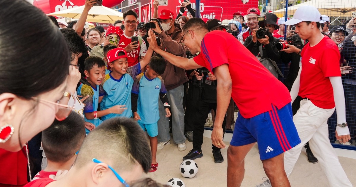 Hàng trăm người yêu bóng đá đổ về sự kiện OMO gặp huyền thoại Gilberto Silva Hàng trăm người yêu bóng đá đổ về sự kiện OMO gặp huyền thoại Gilberto Silva