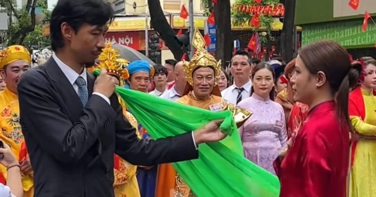 Hoàng Thùy Linh chỉnh động tác cho Đen Vâu, lần đầu thân mật giữa đám đông Hoàng Thùy Linh chỉnh động tác cho Đen Vâu, lần đầu thân mật giữa đám đông