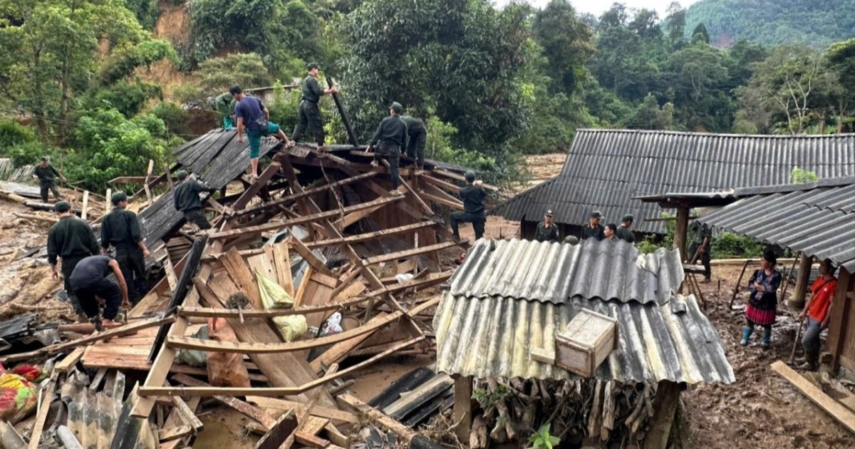 Hơn 400 chiến sĩ công an vào “rốn lũ” giúp dân dựng nhà, dọn trường Hơn 400 chiến sĩ công an vào "rốn lũ" giúp dân dựng nhà, dọn trường
