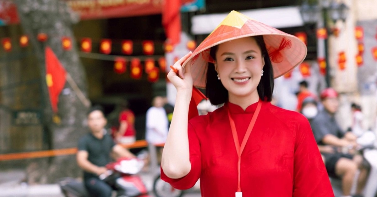 Hồng Diễm, Lương Thu Trang diện áo dài nổi bật ở buổi tập luyện diễu binh Hồng Diễm, Lương Thu Trang diện áo dài nổi bật ở buổi tập luyện diễu binh