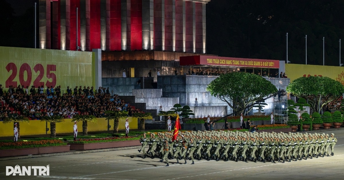 Khách đi tàu trên cao đông kỷ lục trong ngày hợp luyện diễu binh ở Ba Đình Khách đi tàu trên cao đông kỷ lục trong ngày hợp luyện diễu binh ở Ba Đình