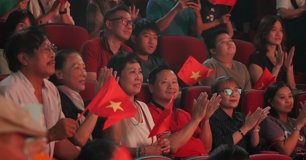 Khán giả vẫy cờ, hát Quốc ca khi xem vở diễn của Nhà hát Kịch Việt Nam Khán giả vẫy cờ, hát Quốc ca khi xem vở diễn của Nhà hát Kịch Việt Nam