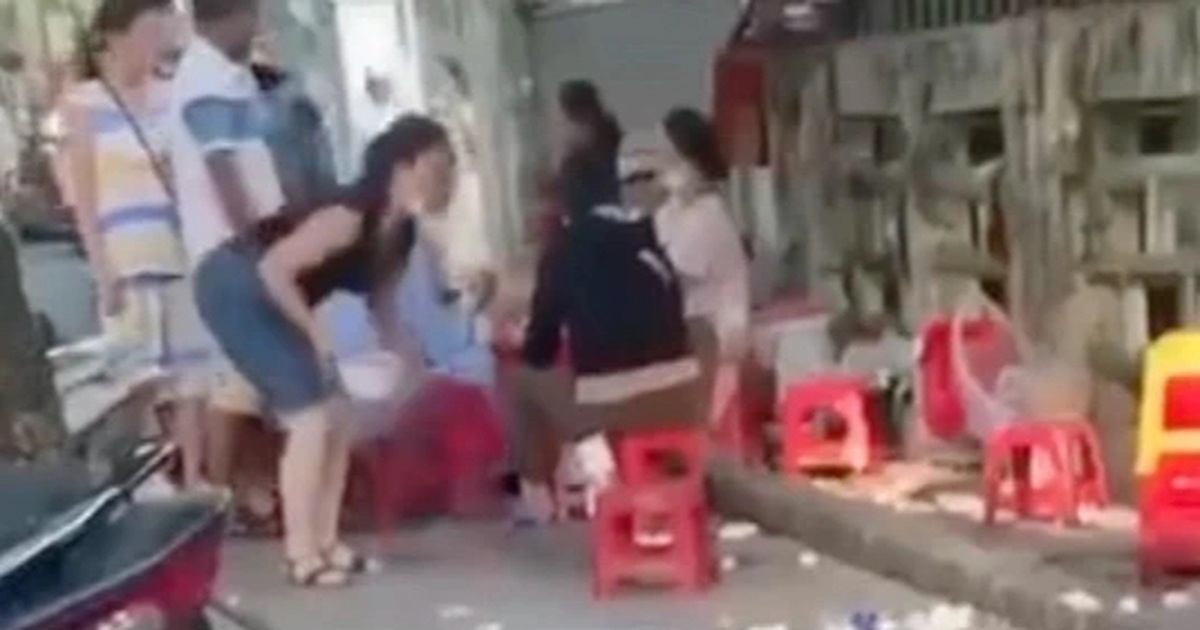 Kiểm tra đột xuất quán bún ở Huế bị tố rửa tô bẩn qua loa bằng nước lã Kiểm tra đột xuất quán bún ở Huế bị tố rửa tô bẩn qua loa bằng nước lã