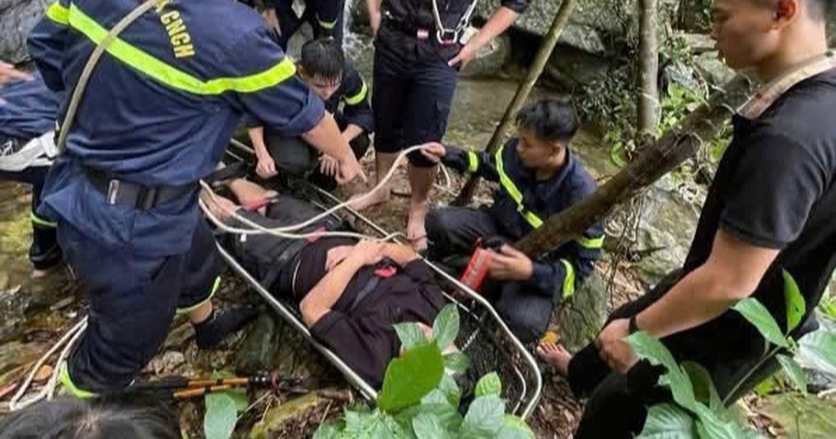 Kịp thời cứu nam thanh niên bị ngã khi leo núi Hàm Lợn Kịp thời cứu nam thanh niên bị ngã khi leo núi Hàm Lợn