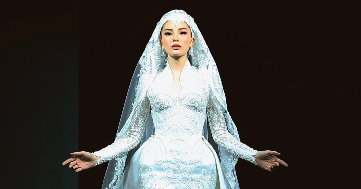 Kỳ Duyên gây tranh luận khi làm vedette, nhà thiết kế nói gì? Kỳ Duyên gây tranh luận khi làm vedette, nhà thiết kế nói gì?