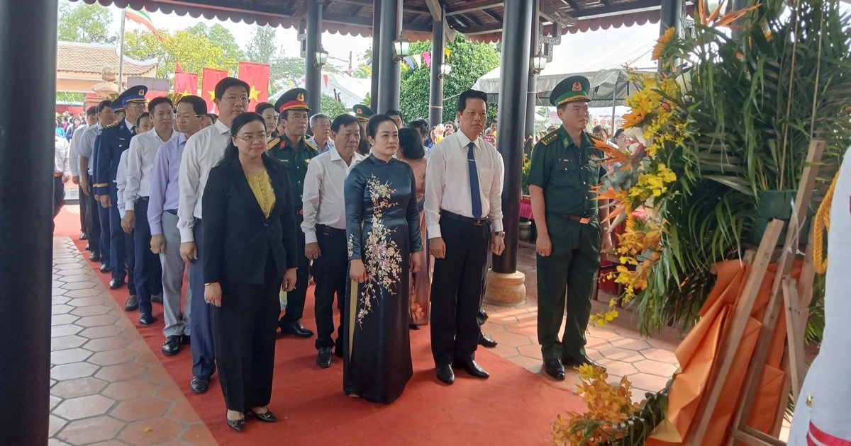 Lãnh đạo Đồng Tháp dâng hương tưởng nhớ ngày Anh hùng Trương Định tuẫn tiết Lãnh đạo Đồng Tháp dâng hương tưởng nhớ ngày Anh hùng Trương Định tuẫn tiết