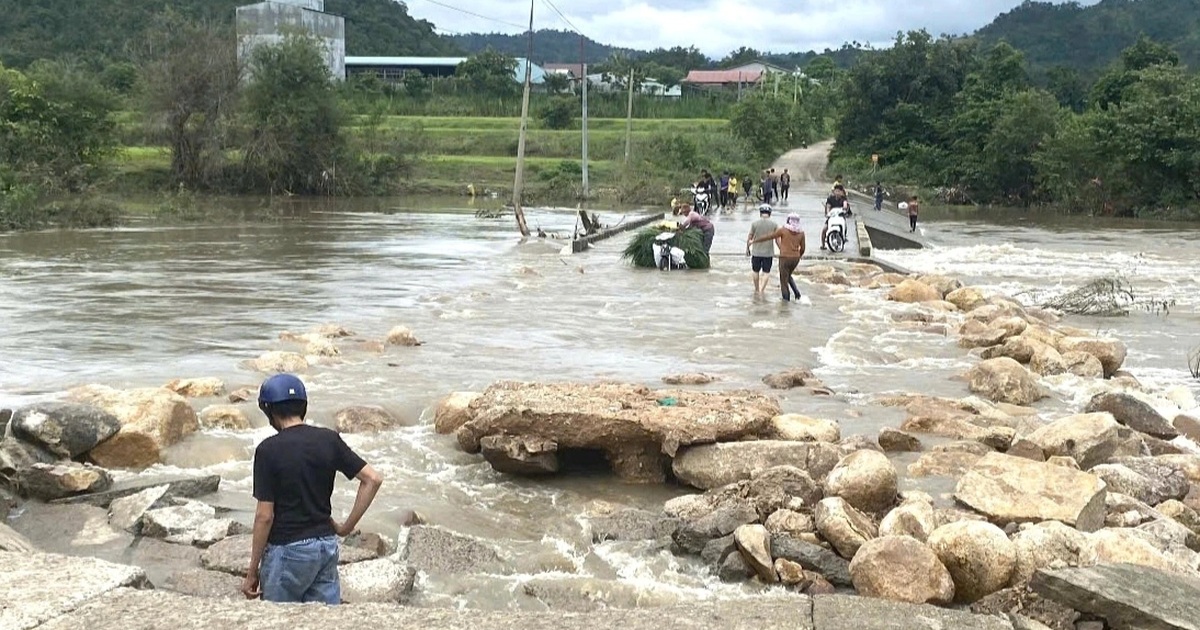 Lũ “thổi” bay ngầm tràn khiến hơn 300 hộ dân ở Gia Lai bị chia cắt Lũ "thổi" bay ngầm tràn khiến hơn 300 hộ dân ở Gia Lai bị chia cắt